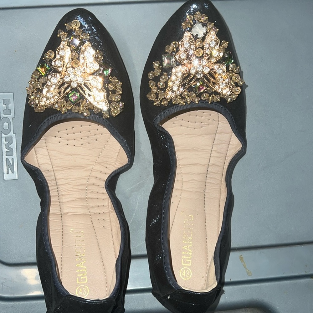 Flat shoes